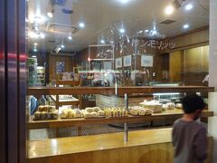 サンモリッツ名花堂

このパン屋さんは深夜に通るともう作業が始まっていて驚きます。
お店自体も早朝の６時には開いていたので徹夜明けには大変重宝しました。
惣菜パンが豊富で私の好きな感じのしっかりした味や食感の昔ながらのパンが多いです。