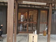 気を取り直してランチを探します。
岡崎に美味しいとんかつ屋さんがあるとか。
伺うと行列。とんかつ浜名