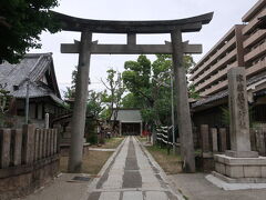 鴻池本店の建物の前には、澪標住吉八幡神社があります。