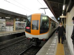 橿原神前駅のホームで吉野行の特急を待つ。９：４６　時間通りに電車は入線した。