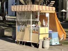 大通公園の、名物がもう一つ！
焼きとうきびです。
まだ寒いから、あまり売れていないようです。

＊北海道は、とうもろこしを、とうきびと呼びます。