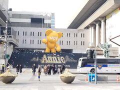 世宗文化会館前ではミュージカルアニーの宣伝中