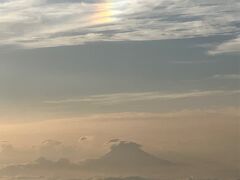 途中、生まれて初めて「彩雲」を見ました。
地上で一回も見たことがなかったのに機内で見るとは…
現れたのはほんの一瞬だけでしたが、それを富士山とワンショットで撮れるなんて！