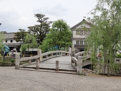 美観地区のほぼ中央に架かる中橋を渡ります。
石橋です。
橋の向こうにあるのは倉敷考古館。
江戸時代の倉を改装した考古博物館です。