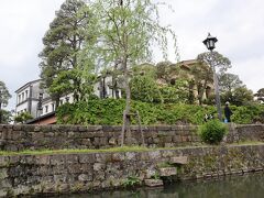 川の両側にあるのは柳の木が多く6月から9月頃が緑が映えてきれいだそうです。
柳の向こう側の建物が大原美術館。
