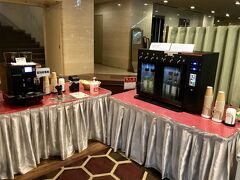 10周年記念プラン1泊3,900円(素泊まり)の安さに惹かれて、ホテルグランテラス富山へ。ウェルカムドリンクとしてワインか日本酒を1杯いただけます。コーヒーは24時まで飲めるようでした。
