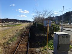 一面畑の中にある新田野駅。