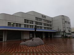 直江津駅に到着です。雨が強く降っています。