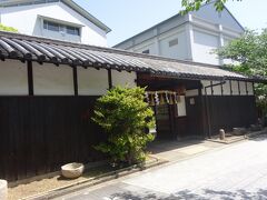 神戸酒心館（福寿）（長屋門）１７５１年に創業。十三代にわたり、「福寿」の名を守り続けました。「純米吟醸」はノーベル賞の公式行事に現在も提供されています。