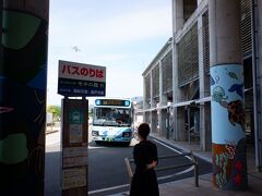 　終点の奈半利駅に到着。室戸岬方面のバスに乗り込みます。