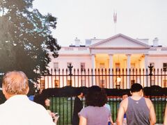 ホワイトハウスに来るとたくさんの観光客が集まっています。