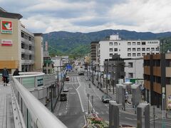 京都まで近鉄を使い、そこからはJRで長岡京へ。

駅前の歩道橋から。まっすぐ西に伸びる道の先が長岡天満宮です。