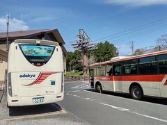桃源台のバスターミナルまでは歩いて数分。
箱根登山バスが各方面を結んでいる。
桃源台から御殿場ICを経由する新宿バスタ行の小田急の高速バスがあり、箱根湯本駅経由で電車で移動するより乗換えが少なく時間やコストメリットがありそうだ。
横浜駅と羽田空港行もある。