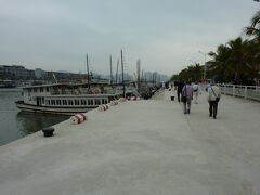 ハロン湾観光船乗り場です。単純に日本の湖なんかに有るような一周回って帰って来るものと思い乗り込みました。船もベトナムっぽく無いと言ったら失礼かも知れませんが、ちょっとお洒落な感じがしました。
