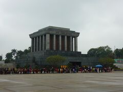 次の日はゴルフをして、その翌日は市内観光です。
「朝一番からホーチミン廊に行かねば」とガイドさんが連れて行ってくれましたが、すでにこの長蛇の列で「ここは何があるのか？」を聞くと「ホーチミンさんが安置されている」との事で我々全員どうしても見たいと言うメンバーが居なったので外観から見て終了しました。
