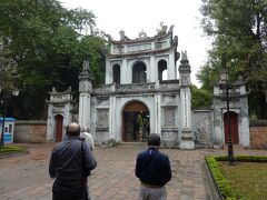 途中市内のお土産屋さんに寄って買い物後「文廟」と言うお寺？を見学です。確か学問の神様が祭られていたような気がします。
本日の観光でベトナムハノイの旅は終了です。夜中の帰国便なためこの後は、旧市街を歩きまたまたお土産を購入しホアンキエム湖の近くの建物の屋上の喫茶店？でお茶をして空港へ向かう途中で最後のベトナム料理の夕食を頂き今回の旅は無事終了しました。
