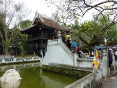 定番の一柱寺です
一本の柱の上に仏堂をのせてある事からこの名前がついているとの事でしたが、こじんまりとした佇まいの物でした。この後「ホーチミンの家」も観光して来ました。