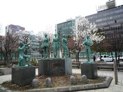 札幌駅前広場に在るブロンズの「牧歌の像」です、

大通公園の泉の像と作者は同じ本郷新であり５つの像がそれぞれの北海道を象徴し表わしている構成らしいのですが私には判りません？…。

＊詳細はクチコミでお願いします