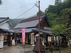 鳥居前にはお土産屋さんのエリアがあってここも楽しみにしてきました(*´ω`*)

後で寄るの楽しみ～♪