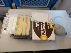 新幹線で名古屋へ。

朝食は好物の万かつサンド。

ゴエモン「朝から高カロリーだな。」