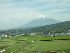 車窓から眺める富士山は今日も美しい。