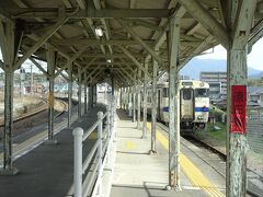 鹿児島本線の原田駅、ホームの端の方に原田線と書かれたホームがある、こちらはもともとは本線と名称がついていますが今や九州のローカル線の筑豊本線の起点駅です。