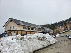 今日からお世話になる標高1,200メートルに在る「カミホロ荘」に到着しました。冬季の休業が終わり今日から営業だそうで、除雪用のショベルカーが停まっていました。