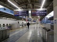 　東京駅を 6時42分に出る新幹線に間に合うように自宅を出てきた。指定席を取っているわけではないが、名古屋から先の接続列車の時刻を考えてこの列車に乗ると決めていた。平日ではあるが、さすがにこの時間はそれほどの混雑はない。ただ、空いているわけでもなく、少なくても通勤に関していえば、コロナ禍前の状態に近くなっているようにも感じる。