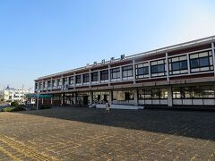 　四日市駅に到着。駅から外に出て振り返るとかなり立派な駅舎である。駅前広場も広大だが、人の気配がなくとても寂しい。JRの四日市駅は市街から外れていて、市街の中心にある近鉄の駅の方が便利だ。しかし、私がこれから向かうのは末広橋梁という可動橋であり、そこへはここJRの駅の方が便利なのだ。