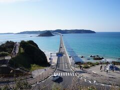 これまた30分ほどで角島大橋到着。海沿いの県道から一本山側の道から橋を眺めます。
これまたガイドブックの写真と同じだあ（あたりまえ）。