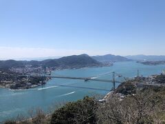 この旅最後の観光スポット下関に向かいますが、まずは火の山公園からの関門海峡の絶景を見よう！
ってことで火の山公園駐車場に向かいましたが、行楽の季節の日曜日とあって駐車場まで長蛇の列。30分以上並んで何とか車を止め、ようやくこの景色にご対面。
これまた絶景！