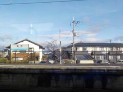  稲枝駅を通過します。