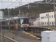  湖西線が合流して山科駅に到着です。京都府に入りました。