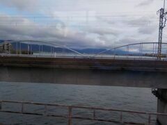  瀬田川を渡ります。