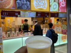 大阪一発目は前回も飲んだ、阪神梅田駅にあるミックスジュースでミックスジュースをいただく。
フレッシュさがたまらない。180円