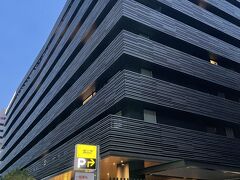 駅から歩いて5分のところにあるホテルヴィスキオ大阪が本日利用するホテル
場所は、グランフロント大阪を抜けたあたり。向かいにはインターコンチがある。
バスから見えたので、迷うことなくホテルに着けた