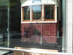 烏丸通りで「京都市電の車両」を見つけました、

ビルの１階にすっぽりと入って保存さてる珍しい光景で、ちょっとお邪魔させて頂きましょう！。

＊詳細はクチコミでお願いします