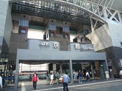 「ＪＲ京都駅」中央コンコース・改札口からＪＲ線を利用します、

出来れば伊勢丹百貨店側に在る大階段に行ってみたかったのですが次回にします。
ＴＶやニュースでしか見た事が無かったの？…。