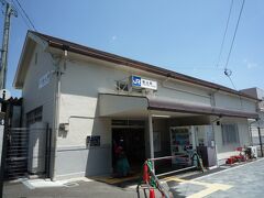 ＪＲ奈良線で２駅目の「桃山駅」に来ました、

ホームや跨線橋など随分と整備された近代的な駅に成ったようですね…、以前の単線で気動車キハ１０・２０系が走ってた頃とは大違いですね？。