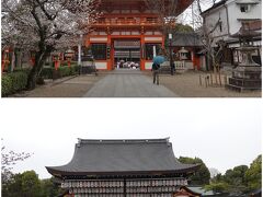 清水三年坂美術館を出て、若干雨もぱらついてきたけど徒歩で八坂神社まで。
南楼門から入ると、舞殿が目の前に現れます。

もう何度も参拝していますが、天気が悪い所為か人影もまばら。
