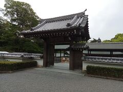 本日はしまっていましたが、公園にある能楽堂（岡崎二の丸能楽堂）です。その入口。