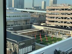 東京臨海新交通臨海線（ゆりかもめ）「市場前」駅『豊洲市場』

2020年1月24日にオープンした商業施設『江戸前場下町』の写真。

こちらでいただいたものはあとで載せることにします。

OYOSU, TOKYO BEAT.
豊洲は東京の鼓動
日本一の市場であり日本の食の台所。
そして、江戸前の文化が生まれ育まれた城下町。
それは当時から世界に誇る賑やかさだったといいます。

「市場前駅」前に広がるのは、江戸時代からつむがれ息づく
日本の、職人の「粋、華やか、活気」。

江戸前広場を抜けた市場小路には、多くの店舗が軒を連ねます。
日本を代表するさまざまなグルメをはじめ、
職人技の光るクラフトワークやギフトショップなど、
さまざまな種類のお店が並ぶ各エリアの表情豊かな風情を
お楽しみください。

いきな深川、いなせな神田、ここは「江戸前 場下町」。

＜アクセス＞
「市場前」駅から徒歩1分