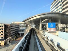 東京臨海新交通臨海線（ゆりかもめ）「市場前」駅の写真。

写真左奥に『豊洲市場』が見えます。