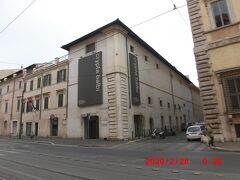 トッレ・アルジェンティーナ広場から東に1分の所にあるローマ国立博物館 クリプタ バルビです。