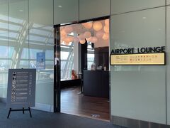羽田空港第2ターミナル 2F（国内線出発ゲートエリア）
『AIRPORT LOUNGE SOUTH』

65番ゲート付近にある有料ラウンジ『エアポートラウンジ（南）』の
エントランスの写真。