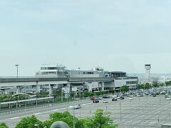 神戸空港には、たった8分で到着!　何て便利なの?!　

この日のフライトは7:50am発だったのですが、神戸空港自体もかなりコンパクトで、チェックインも一瞬、保安検査にも時間かからないことが前回の北海道旅行で分かってたので、ホテルを出発したのは7:00でした。　そんなギリギリでも間に合っちゃうなんて?!　マジで今後、神戸空港出発で国内旅行行くのがクセになってしまいそうです(笑)。　