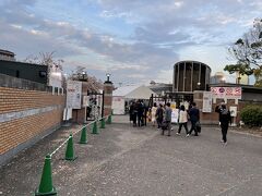 入口が見えてきました。南門から入ります。