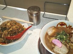 そんな女性に嬉しいホテルに泊まっておきながら、晩ご飯はホテル向かいにあるラーメン屋へ。
このラーメン屋、何気に地図で見つけたけど食べログみたら評価高い。
翌日の朝食にそなえて、あんまりたくさん食べたくないので単品でいいかなと。炒飯は私のじゃないです。（1口もらったけど苦笑）