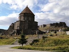 キュンベット・ジャーミィ（Kümbet Cami）
カルス大聖堂（THE CATHEDRAL OF KARS）
聖使徒教会（Holy Apostles Church） 

現在の名前はモスクですが、元々教会だったことが誰の目にも明らかですね。

バグラトゥニ朝アルメニアの首都がアニへ移る前は、928年から961年までカルスが首都でした。
このカルス大聖堂は、940年代にバグラトゥニ朝のアッバス1世が建設。1064年にセルジューク朝がカルスを支配すると、大聖堂は放棄され、1579年にオスマン帝国がモスクにしました。
1877年にロシア帝国領となると、ロシア正教会に。
その後、1918年にオスマン帝国領となると、モスクになったり、博物館になったり。1998年に最終的にモスクとなりました。