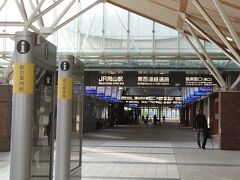 バスを降り、新幹線乗り場に向かいます。